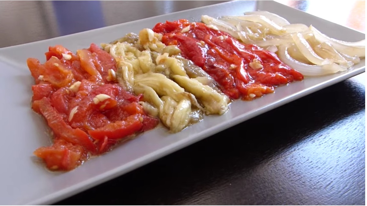 Escalivada de verduras al horno y caracoles al ajillo